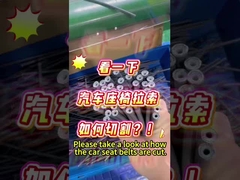 Kijk eens hoe de autogordels zijn doorgesneden.