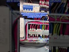 Welke elektrische besturingssystemen worden gebruikt voor de twee-station snijmachine?